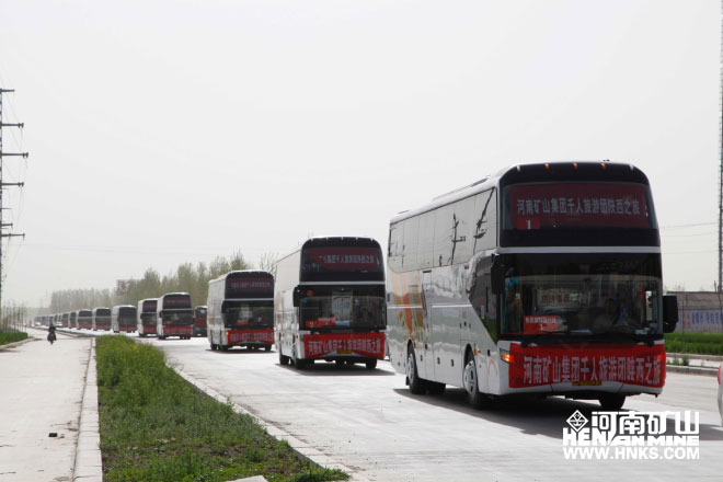 行進(jìn)中的車隊(duì)，浩浩蕩蕩，蔚為壯觀.jpg